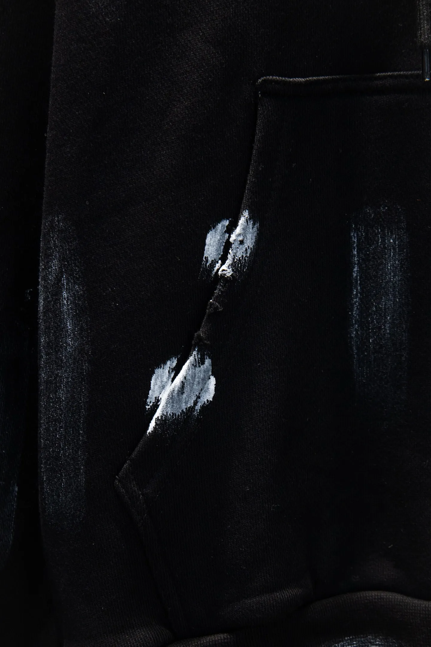 P400 🆕Chrome hearts heavy-duty new graffiti zipper jacket. The os version is really charming. The Chrome family is really unique. Every new season has the best version. It is very practical and can be worn casually. Nice✔️ - ⚠️100% cotton. Made of custom-dyed terry cotton sweatshirt surface, 500g double-ply double yarn, comfortable to the touch. Made from imported knitting needle carded cotton, the thickness is moderate, drapey and contoured, making the upper body comfortable! ! It is very tolerant to fat body types and can instantly lose five pounds after wearing it!  The front cuffs and back chest are made of direct-injection printing environmentally friendly glue material, using a mechanized printing process. Mechanical printing has high precision, the positioning accuracy can reach ±0.02mm, and the quality is stable. Front and back leather label elements# Embroidery Imported Tajima high-density heavy-duty leather embroidery technology Three-dimensional fonts Adding distressed elements to the body greatly increases the interest of the clothing; unique visual effects.  Hem Loose closing Double-layer fabric Good closing effect Exquisite hemming Color: Black Size: S-M-L-XL